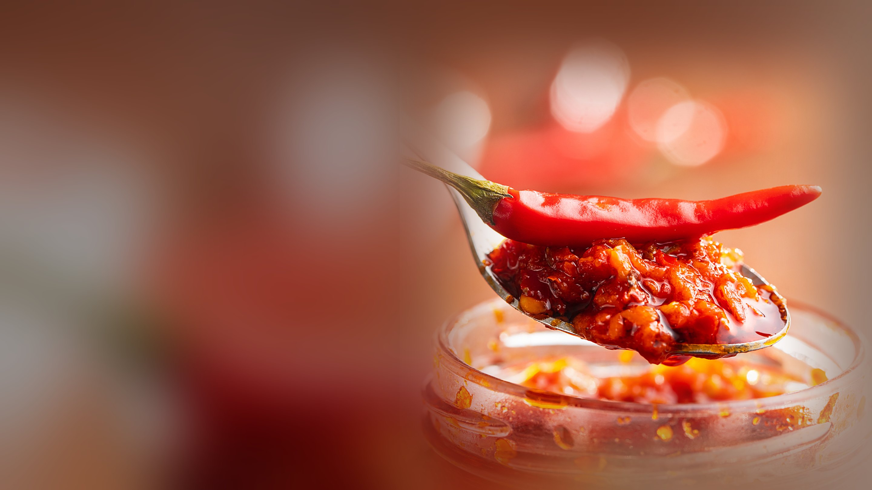 Sesendok Sambal Kawani dengan cabai merah di atas jar